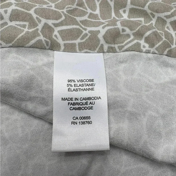 NWOT RW&CO., Plus Size Fitted Sleeveless V-Neck Top, XXL, Beige, White - Picture 6 of 8